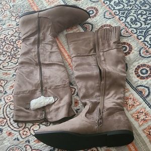 Dark beige boots